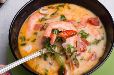   ünlü lezzetli Tayland Tom lezzetli baharatlı karides ve hindistan cevizi çorbası