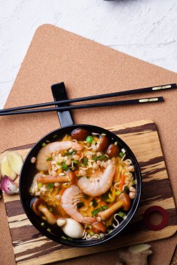 Karides ve mantarlı baharatlı hazır şehriye çorbası. düz yat