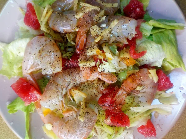 Ensalada fresca cruda con lechuga, camarones tigre y pomelo wi —  Fotos de Stock