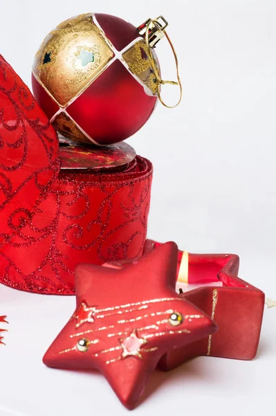 Natal decoração vermelha com vela em torno de fundo branco — Fotografia de Stock