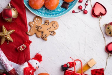 Hediyeler ve meyvelerle dolu geleneksel Noel seti.