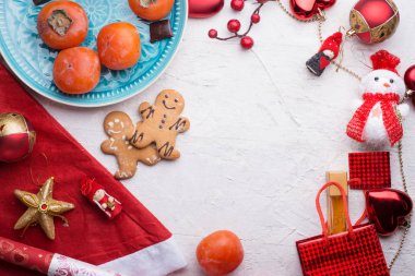 Hediyeler ve meyvelerle dolu geleneksel Noel seti.