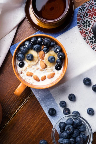 Funny kids oatmeal porridge with blueberries, fruits,  almonds a — Stock Photo, Image