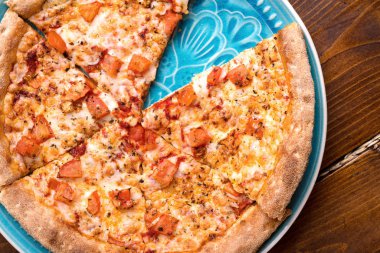 Domates ve mozarella peynirli pizza margaritası. Hizmet et