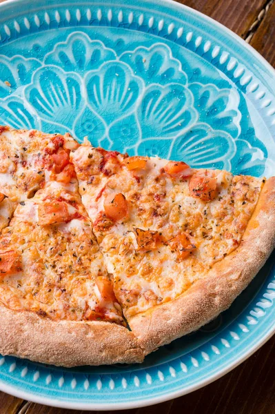 Pizza margarita z pomidorem i serem mozzarella. serwowane w be — Zdjęcie stockowe