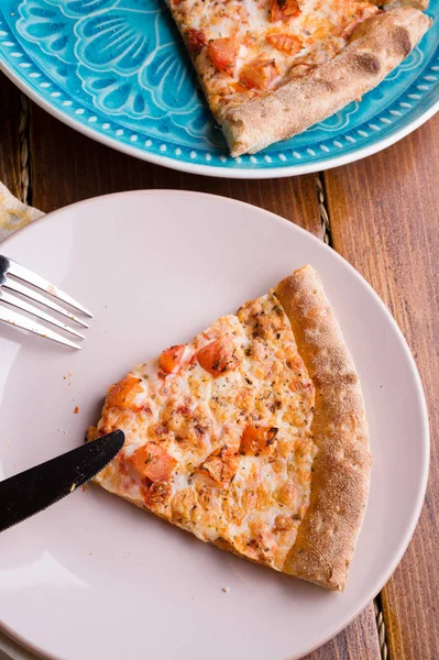 Pizza margarita met tomaat en mozzarella kaas. geserveerd te worden — Stockfoto