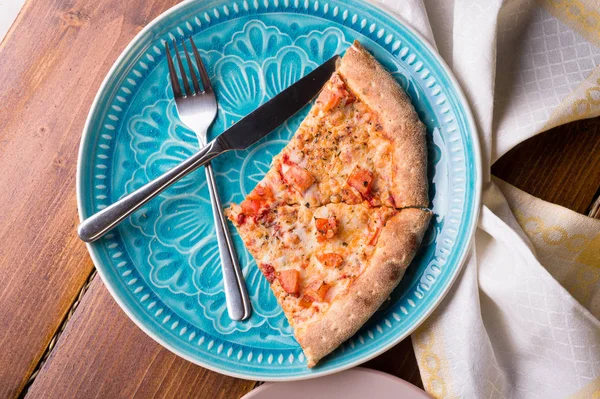 Pizza margarita met tomaat en mozzarella kaas. geserveerd te worden — Stockfoto