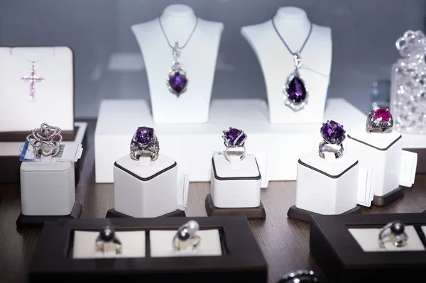 Jewelry retail store showcase displaying white gold rings with a — Stock Photo, Image