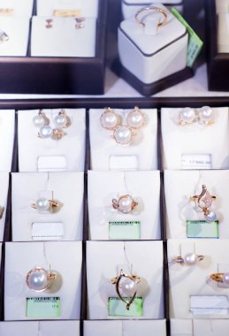 Kuyumcu vitrininde beyaz altın yüzükler sergileniyor