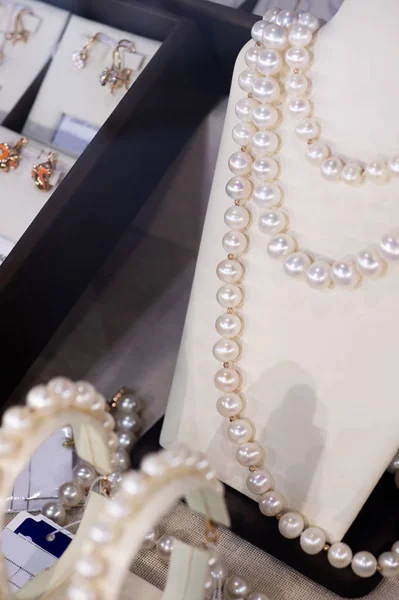Loja de jóias vitrine exibindo colar de pérolas — Fotografia de Stock