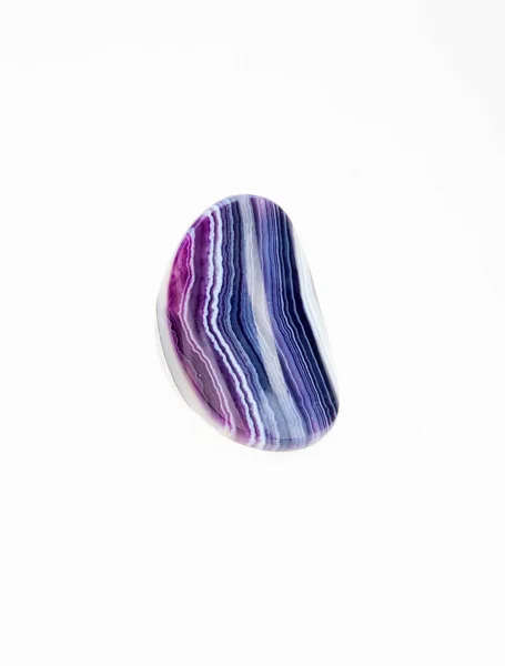 Krásný fialové barevné agat kroužek kolem bílého pozadí — Stock fotografie