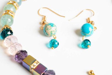 Altın sarısı, yarı değerli ve kristal sarısı bir sütyen.