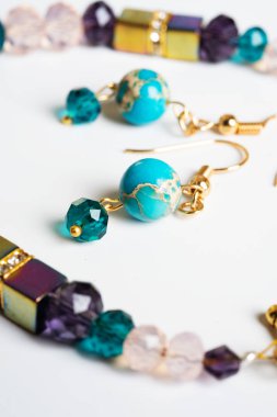 Altın sarısı, yarı değerli ve kristal sarısı bir sütyen.