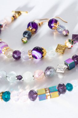 Beyaz B 'de yarı değerli ve kristal altın bilezikler.