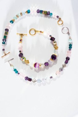 Altın bilezikler yarı değerli ve kristal beyaz ba