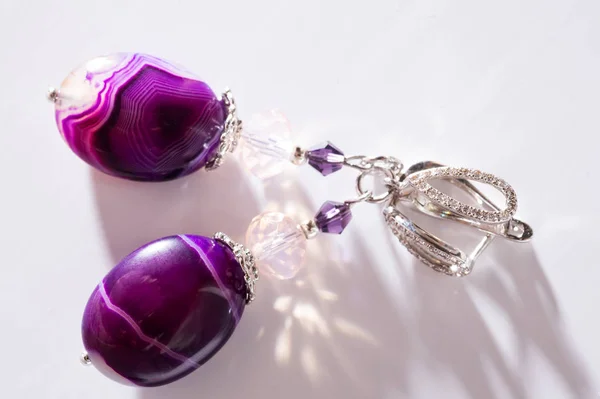 Boucles d'oreilles bijoux en or avec agat et fluorite semi-précieuse à whi — Photo