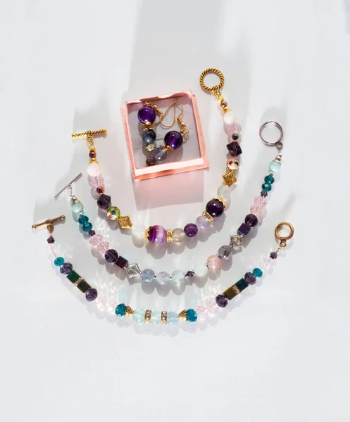 Goldschmuck Armbänder und Ohrringe mit Halbedelsteinen und Kristall — Stockfoto