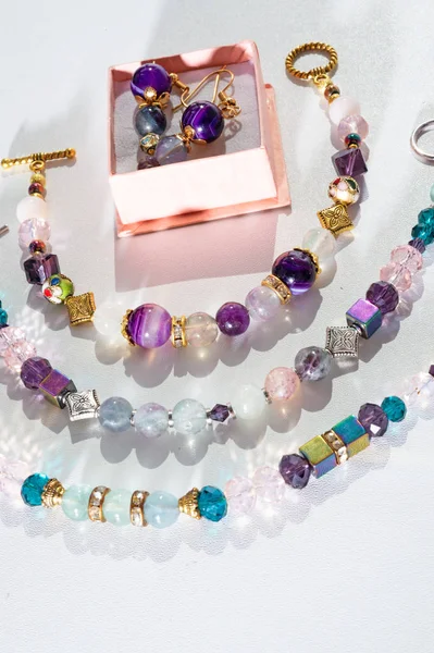 Bijoux en or bracelets et boucles d'oreilles avec semi-précieux et cristal — Photo