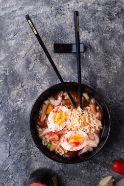 Karides, yumurta ve mantarlı baharatlı hazır şehriye çorbası. Sunucu