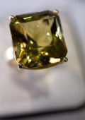šperky maloobchod vitrína zobrazující bílé zlaté prsteny s velkým citrínem drahokam