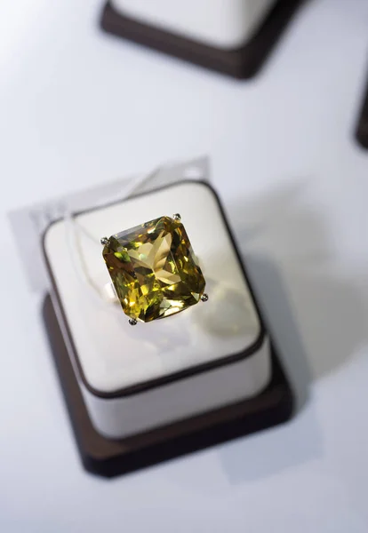 Šperky Maloobchod Vitrína Bílým Zlatým Prstenem Velkým Citrínem Drahokam Zavřít — Stock fotografie