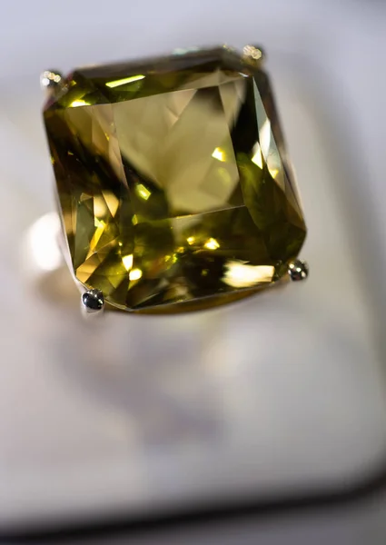 Loja Jóias Vitrine Exibindo Anéis Ouro Branco Com Grande Pedra — Fotografia de Stock