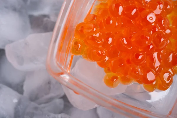 玻璃碗中新鲜的红鲑鱼鱼子酱 在冰块周围服务 宏观射击 蛋白质豪华美味健康食品 — 图库照片
