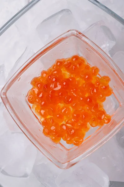 Caviar Salmón Rojo Fresco Tazón Vidrio Servido Alrededor Del Hielo —  Fotos de Stock