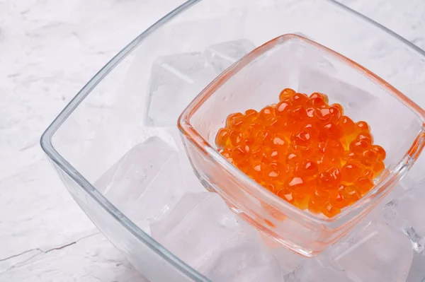 Färsk Röd Laxkaviar Glasskål Serveras Runt Protein Lyx Delikatess Hälsosam — Stockfoto