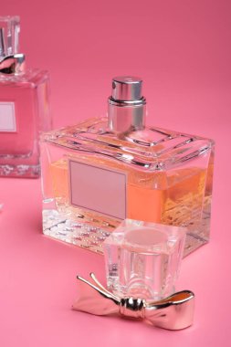 Kozmetik ürünleri ve pembe arka planda çiçekleri olan bayan.. 