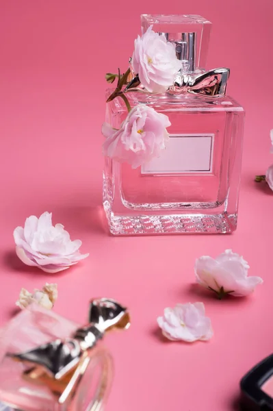 Dame Mit Kosmetik Und Blumen Auf Rosa Hintergrund — Stockfoto