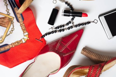 Bayan modaya uygun bir yaşam tarzı, ayakkabılar ve beyaz arka plan etrafında aksesuarlar.