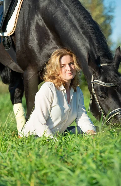 Donne Con Cavallo Nero Posa Nel Prato Verde — Foto Stock