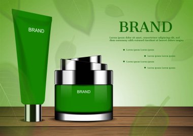 Kozmetik seti yeşillik arka planlı ahşap masa üzerinde