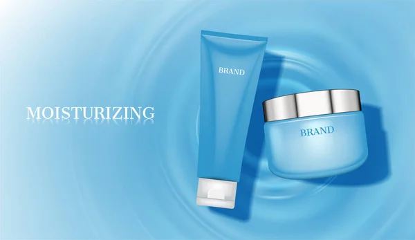 Mavi eşmerkezli su çemberleri üzerinde krema ve köpük