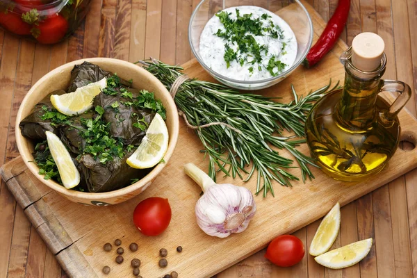 Dolma dilim limon ve krema sos ile.