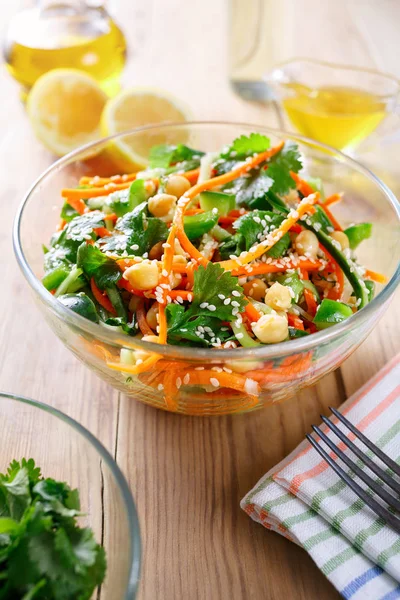 Dilimlenmiş çiğ havuç erişte ve salatalık, tatlı ve ekşi soslu Tay salatası. 