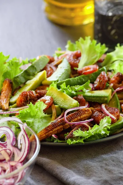 Salata karides teriyaki, avokado ve kızarmış bebek Mısır.