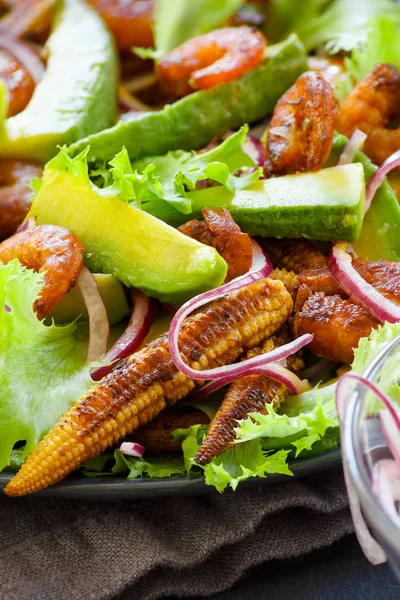 Salata karides teriyaki, avokado ve kızarmış bebek Mısır.