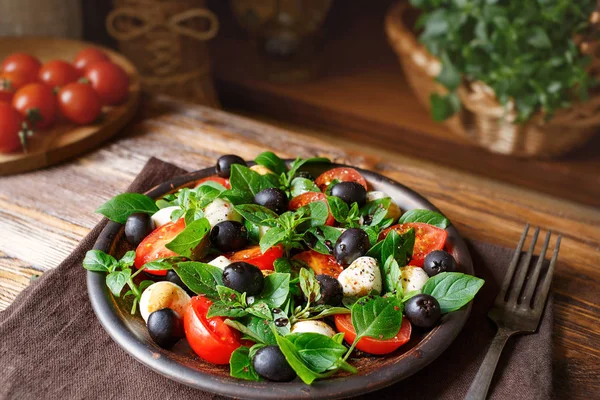 Caprese com mussarela, tomates, manjericão e azeitonas. Salada italiana clássica . — Fotografia de Stock