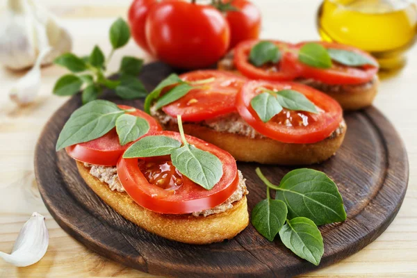 Bruschetta com patê de fígado, tomates e manjericão — Fotografia de Stock