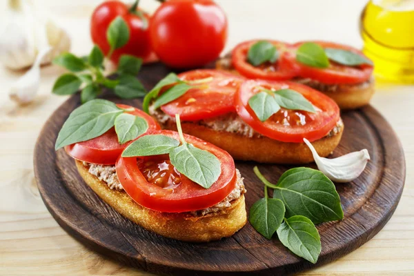 Bruschetta com patê de fígado, tomates e manjericão — Fotografia de Stock