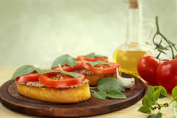Брускетта з печінковим паштетом, помідорами та базиліком — стокове фото