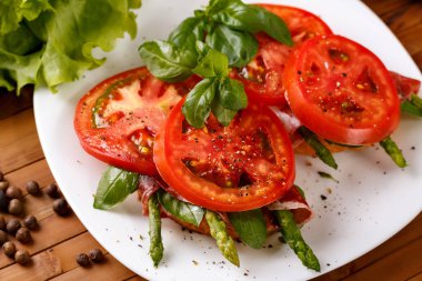 Sandviç sebze ve beyaz bir plaka üzerinde bir jamon.