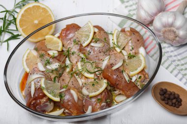 Soya sosu, baharat ve otlar ile Marine çiğ tavuk budu.