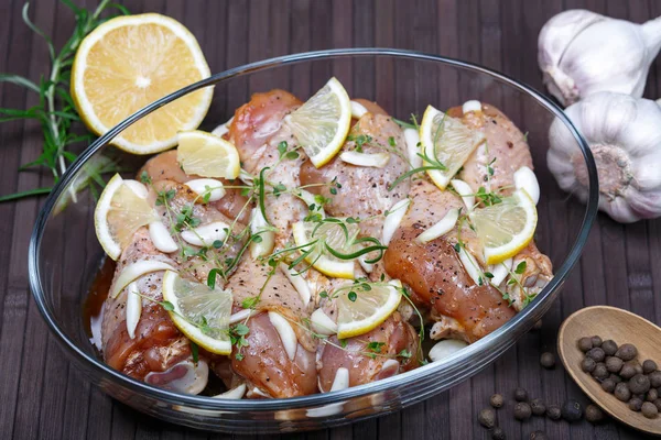 Soya sosu, baharat ve otlar ile Marine çiğ tavuk budu.