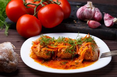 Lahana domates sos içinde beyaz bir plaka üzerinde rulo.. 