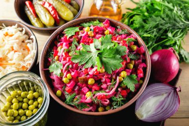 Salata sosu haşlanmış sebze, salatalık turşusu, lahana turşusu ve kil kase konserve yeşil bezelye salatası. Geleneksel Rus aperatif. Vejetaryen yiyecekler.