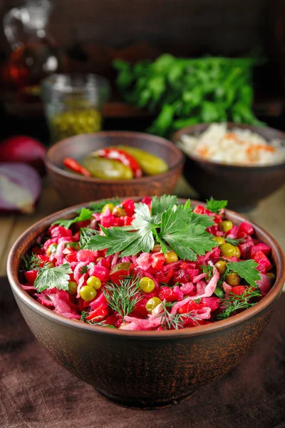 Salata sosu haşlanmış sebze, salatalık turşusu, lahana turşusu ve kil kase konserve yeşil bezelye salatası. Geleneksel Rus aperatif. Vejetaryen yiyecekler.