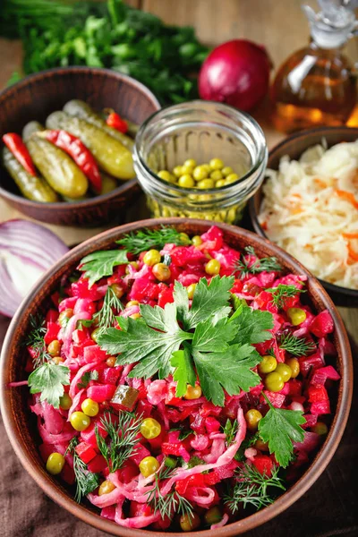 Salata sosu haşlanmış sebze, salatalık turşusu, lahana turşusu ve kil kase konserve yeşil bezelye salatası. Geleneksel Rus aperatif. Vejetaryen yiyecekler.